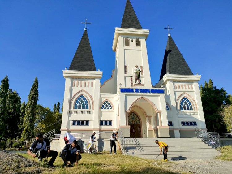 Polres Sikka Gelar Kerja Bakti Di Gereja, Jelang Perayaan Hari Natal 2021 Dan Tahun Baru 2022