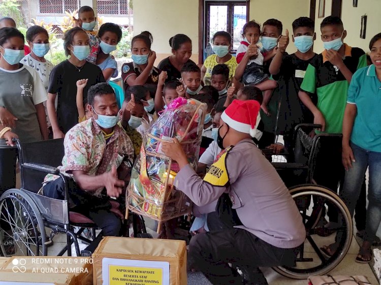 Berbagi kasih dan keceriaan Natal, Polsek Kewapate kunjungi Panti Asuhan Nativitas Watublapi