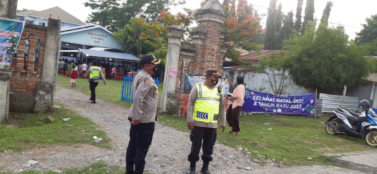 Perayaan Natal, Kapolres Sikka AKBP SAJIMIN, S.I.K., M.H. Mengecek Personil PAM Gereja dan Pos PAM Terpadu di Kab. Sikka