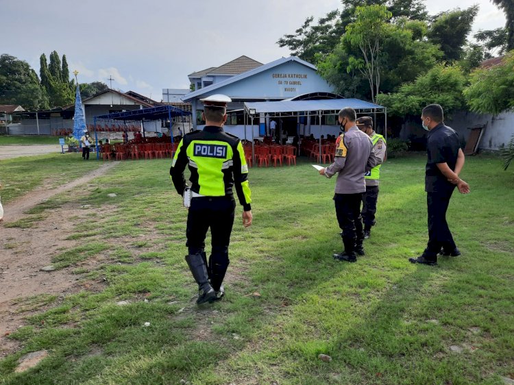 Perayaan Natal, Kapolres Sikka AKBP SAJIMIN, S.I.K., M.H. Mengecek Personil PAM Gereja dan Pos PAM Terpadu di Kab. Sikka