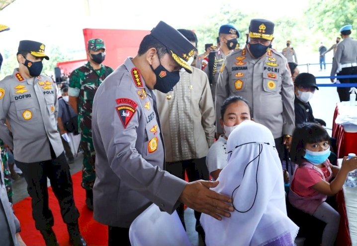Tinjau Vaksinasi Serentak se-Indonesia, Kapolri Ingatkan Syarat Wajib Laksanakan PTM 100 Persen
