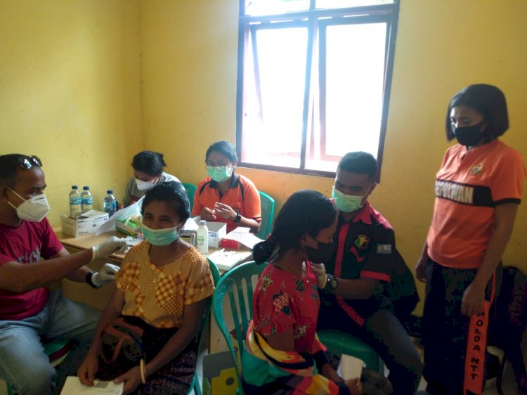 Percepat Pencapaian Vaksin Team Vaksinasi Polres Sikka Beri Pelayanan Vaksin Hingga ke Pos Subsektor