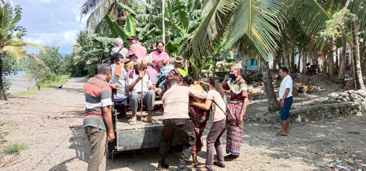 Polsek Nita Dan Polsek Lela Dampingi Warga Lansia Untuk Percepatan Vaksinasi Covid-19