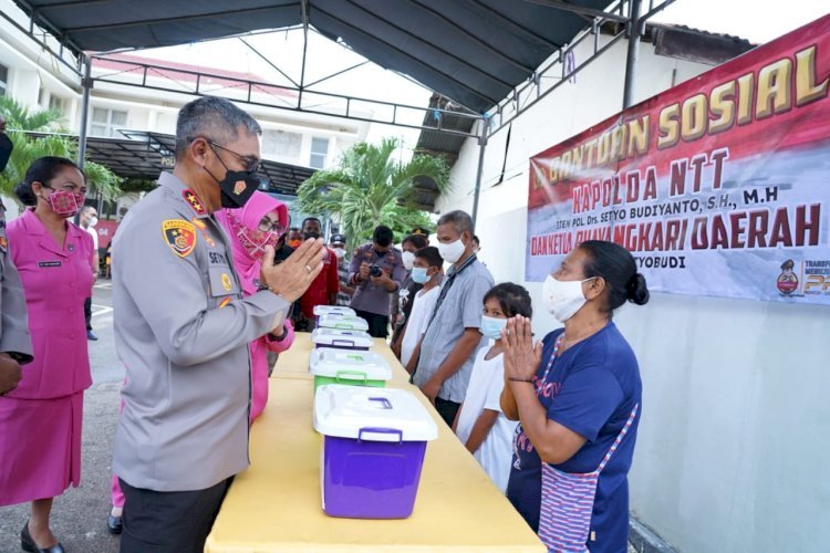 Bantu Masyarakat di Masa Pandemi Covid-19, Kapolda NTT dan Ketua Bhayangkari Daerah NTT Salurkan Bantuan Sosial Kepada Masyarakat di Belu