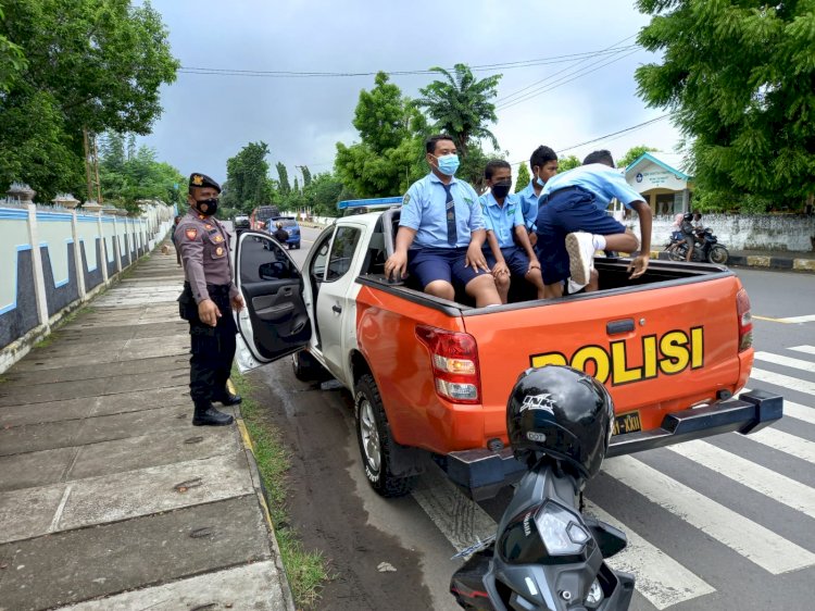 Satuan Samapta Polres Sikka Gencar Melaksanakan Mobilisasi Demi Akselerasi Vaksinasi di Kabupaten Sikka.