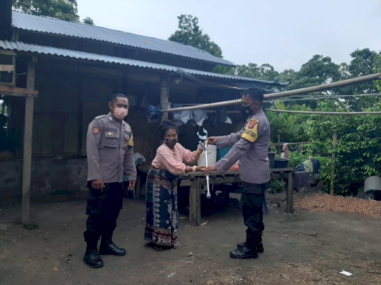 Bhabinkamtimbas Polsek Kewapante Beri Alat Bantu Jalan kepada Warga Desa Kajowair