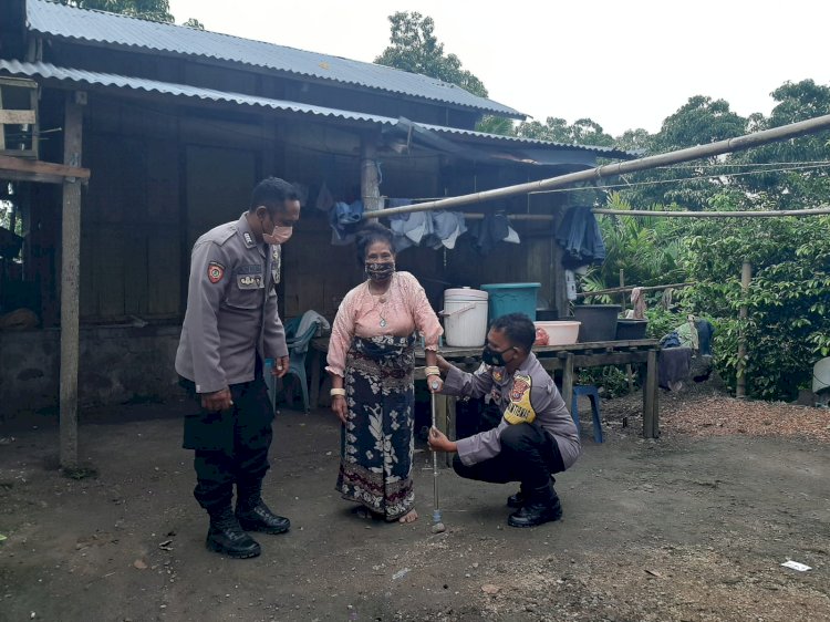 Bhabinkamtimbas Polsek Kewapante Beri Alat Bantu Jalan kepada Warga Desa Kajowair