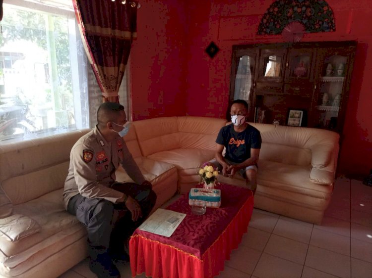 Mencegah dan Memutuskan Penyebaran Virus Covid-19. Anggota Bhabinkamtibmas Sambangi Rumah Warga