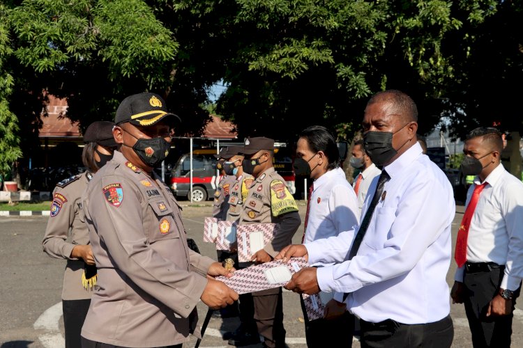 Menjelang akhir tugas di Polres Sikka, Kapolres berikan penghargaan kepada 10 Personil