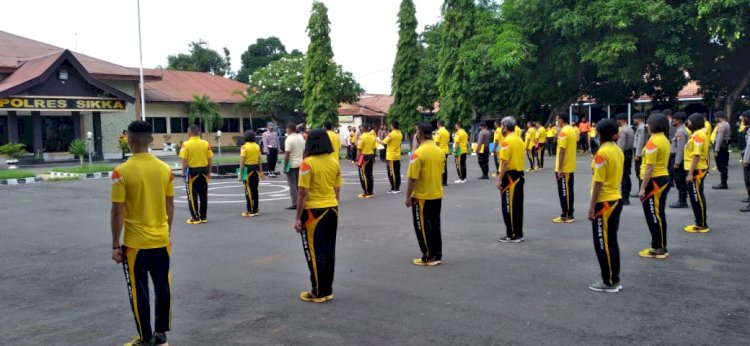 DENGAN SEMANGAT PERSONIL POLRES SIKKA LAKSANAKAN BERSIH-BERSIH DI SEPUTARAN MAKO