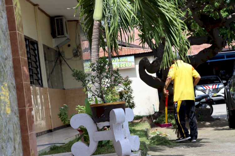 DENGAN SEMANGAT PERSONIL POLRES SIKKA LAKSANAKAN BERSIH-BERSIH DI SEPUTARAN MAKO