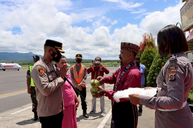 PENJEMPUTAN KAPOLRES SIKKA DI BANDAR UDARA FRANS SEDA DI SAMBUT DENGAN PROSESI 