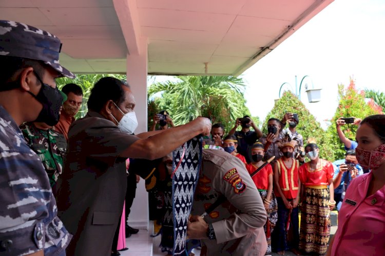 PENJEMPUTAN KAPOLRES SIKKA DI BANDAR UDARA FRANS SEDA DI SAMBUT DENGAN PROSESI 