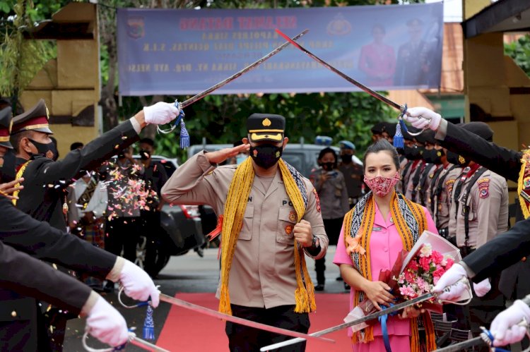 TRADISI PEDANG PORA SAMBUT KAPOLRES BARU AKBP NELSON FILIPE DIAS QUINTAS, S.I.K. DAN KETUA BHAYANGKARI CABANG SIKKA NY. Drg. AYU NELSON DI MAPOLRES SIKKA