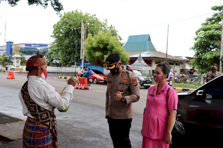 TRADISI PEDANG PORA SAMBUT KAPOLRES BARU AKBP NELSON FILIPE DIAS QUINTAS, S.I.K. DAN KETUA BHAYANGKARI CABANG SIKKA NY. Drg. AYU NELSON DI MAPOLRES SIKKA