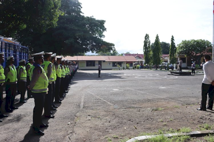 PIMPIN APEL PERDANA, KAPOLRES SIKKA TEKANKAN KEBERSIHAN  DAN DISIPLIN ANGGOTA