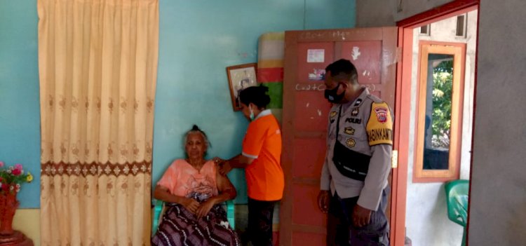 Bhabinkamtibmas Polsek Lela dampingi nakes laksanakan vaksinasi secara