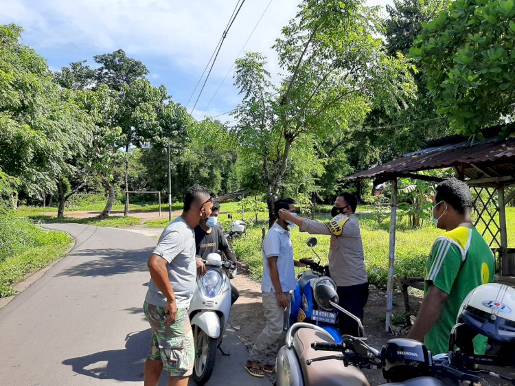 Operasi Yustisi, Bhabinkamtibmas Polsek Alok Bagikan Masker Dan Himbau Masyarakat Disiplin Jalankan Prokes