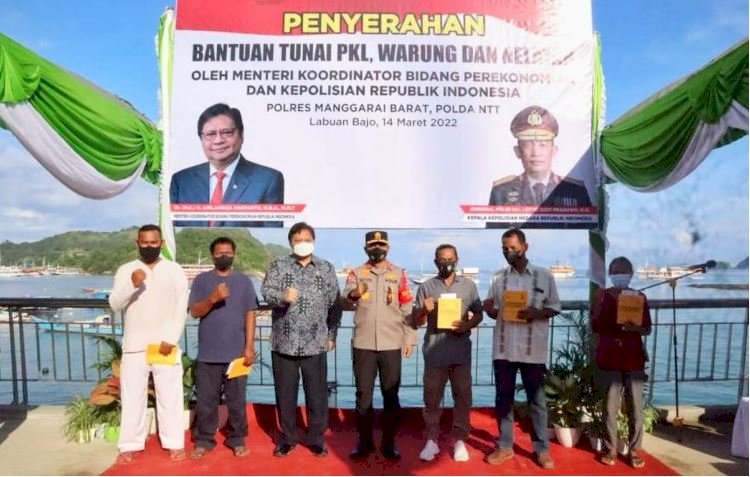 Kapolda NTT Bersama Menko Perekonomian RI Serahkan Bantuan Tunai PKLWN Tahun 2022 di Labuan Bajo