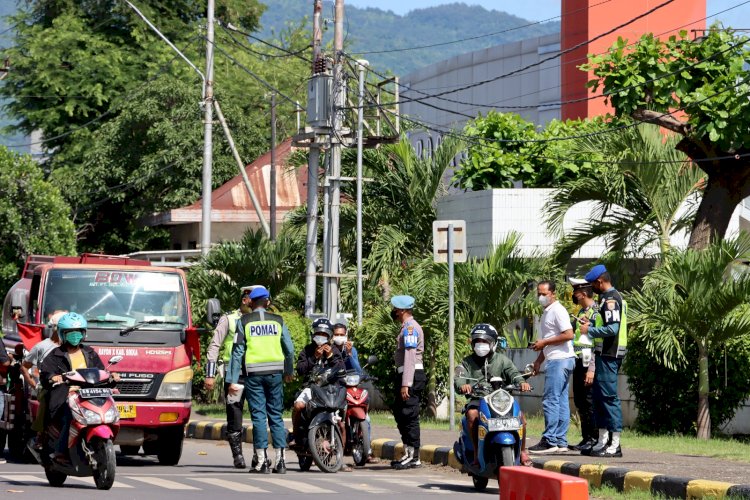 Personil Gabungan Operasi Aman Nusa II Bagikan Masker dan Edukasi Prokes Kepada Pengguna Jalan