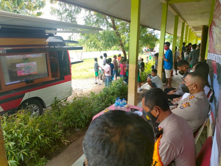 Siswa SDN Bolawolon Terima Vaksin, Kapolres Sikka Laksanakan Zoom Meeting