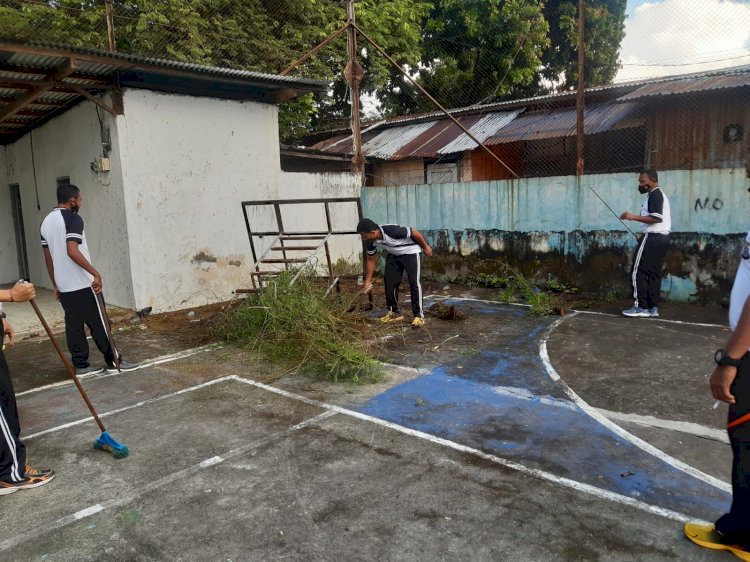 Jumat Bersih Polres Sikka Laksanakan Kerja Bakti Bersihkan Mako