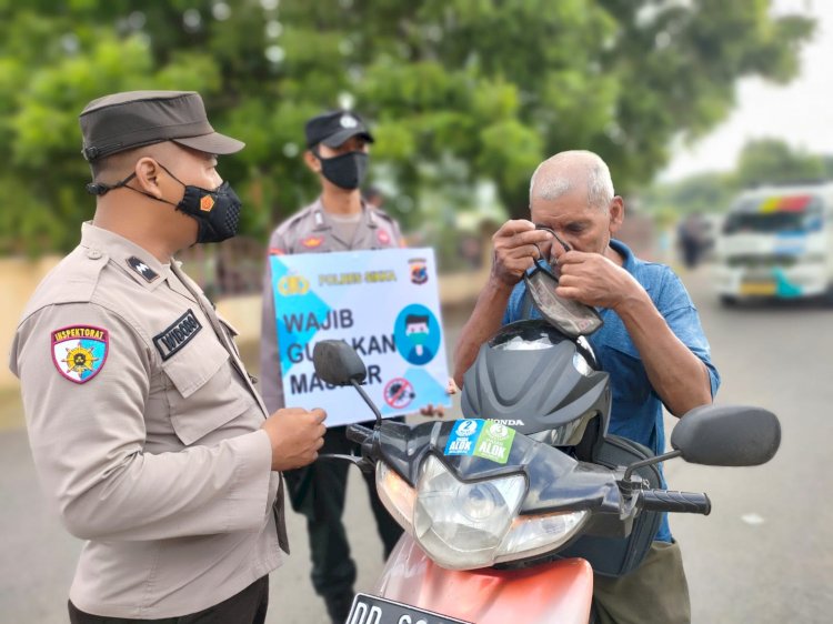 Tim Ops Aman Nusa II Polres Sikka Laksanakan Pendisiplinan Prokes di Pasar Alok