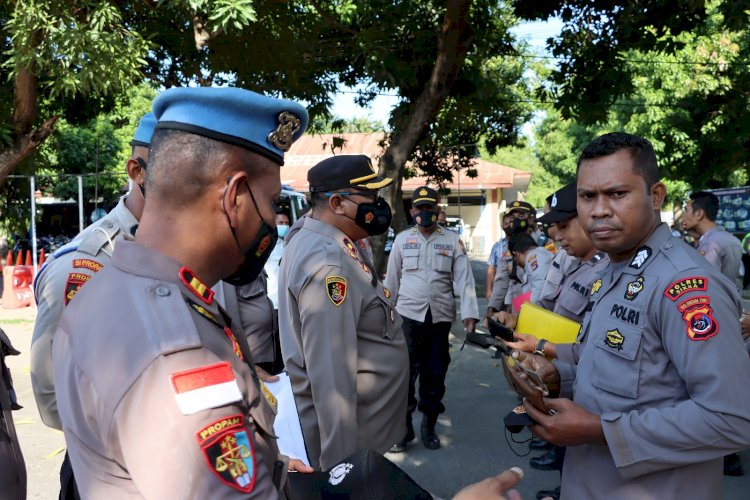 Laksanakan Atensi Kabid Propam Polda NTT, Propam Polres Sikka Lakukan Pemeriksaan Sikap Tampang dan Administrasi Anggota