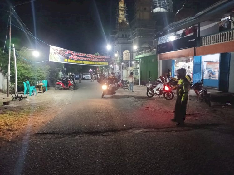 Beri Rasa Aman, Personel Sat Lantas Polres Sikka Lakukan Pengamanan Sholat Tarawih di Masjid Al-Muhajirin Perumnas
