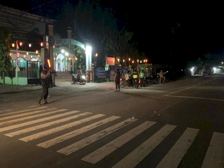 Sat Samapta Polres Sikka Lakukan Patroli dalam rangka Pengamanan Sholat Tarawih di seputaran Kota Maumere