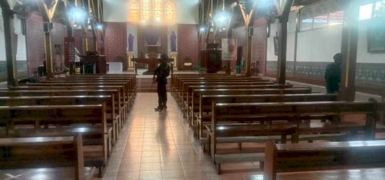 Personil Polres Sikka Laksanakan Pengamanan Perayaan Prosesi Logu Senhor Di Gereja Katholik St. Ignatius Loyola Sikka