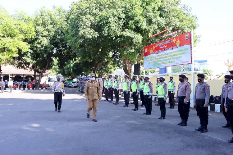 Bupati Sikka Pimpin Apel Gelar Pasukan Operasi Ketupat Turangga 2022 di Polres Sikka