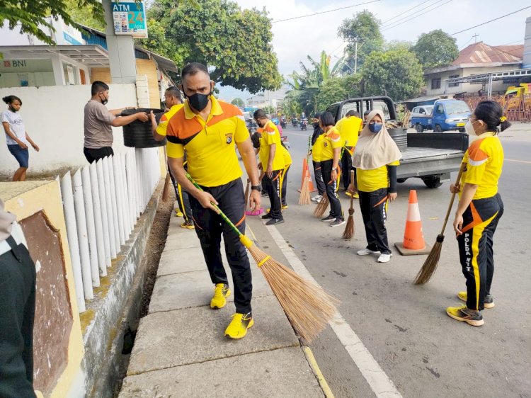 Kapolres Sikka Bersama Anggota Laksanakan Korve Di Halaman Mako Polres Sikka