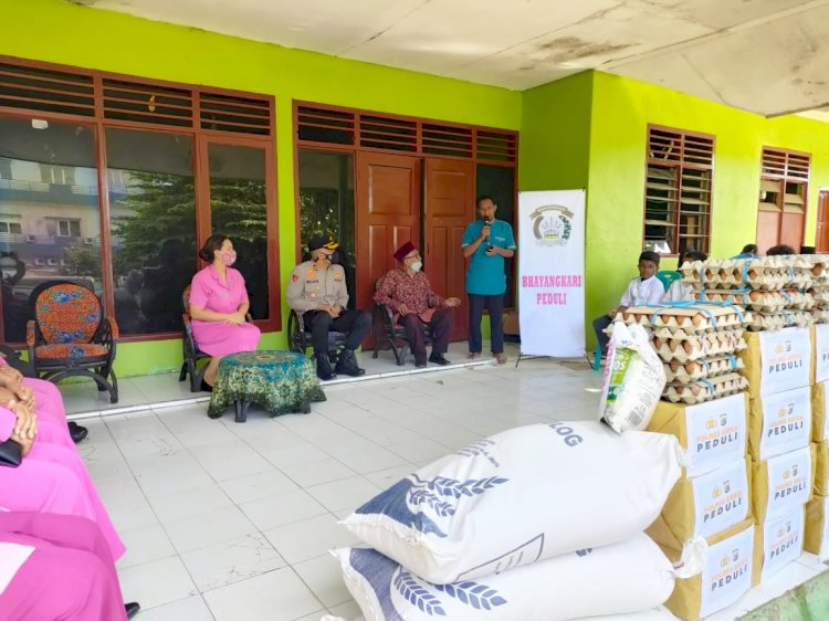 Kapolres Sikka Dan Ibu Ketua Bhayangkari Cabang Sikka Kunjungi  Panti Asuhan  Ummul Mukminin Hafsah Waioti.