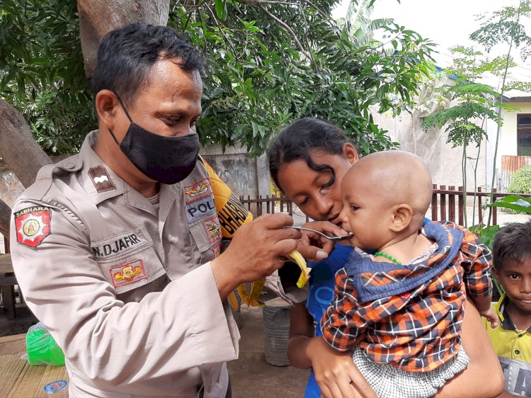 Bhabinkamtibmas antar Makanan Tambahan untuk Mencegah Anak Stunting