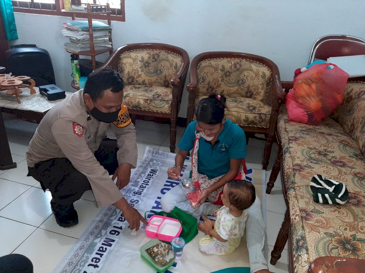 Bhabinkamtibmas antar Makanan Tambahan untuk Mencegah Anak Stunting