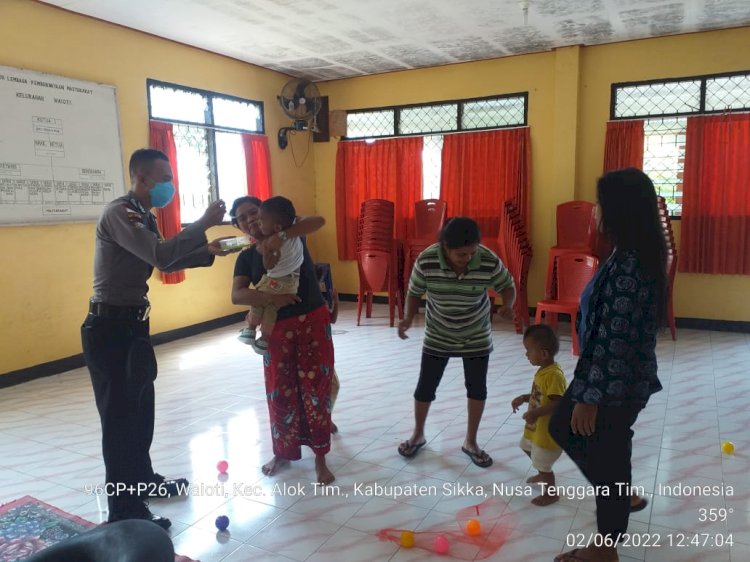 Cegah Stunting, Bripka Ridwan Dampingi Kader Posyandu Kelurahan Waioti lakukan kegiatan Pengawasan dan Pemberian Makanan kepada Bayi Stunting