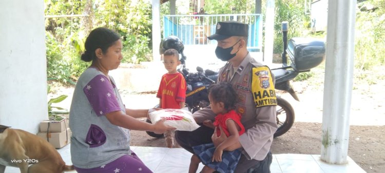 Peduli Stunting, Aipda Darwis Berikan Bantuan Sembako Kepada Warga Desa Nelle Wutung