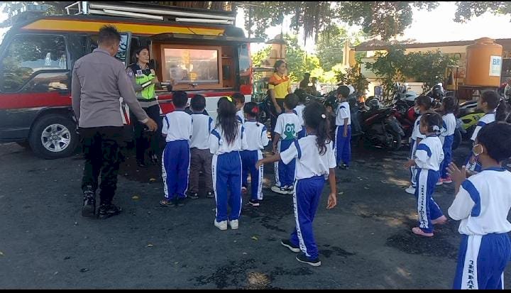 Tanamkan Disiplin Lalu Lintas Sejak Dini, Unit Dikyasa Polres Sikka Berikan Dikmas Lantas Anak TKK Pater Simplisiano