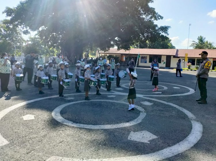 Kapolres Sikka Terima Kunjungan Anak - anak TK Kemala Bhayangkari 07 Maumere