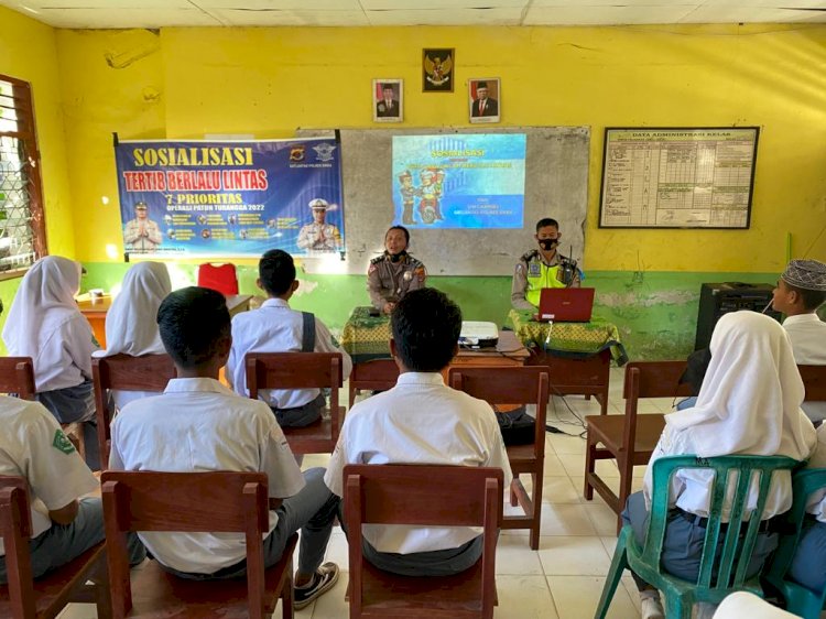 Satlantas Polres Sikka Gelar Police Goes To School