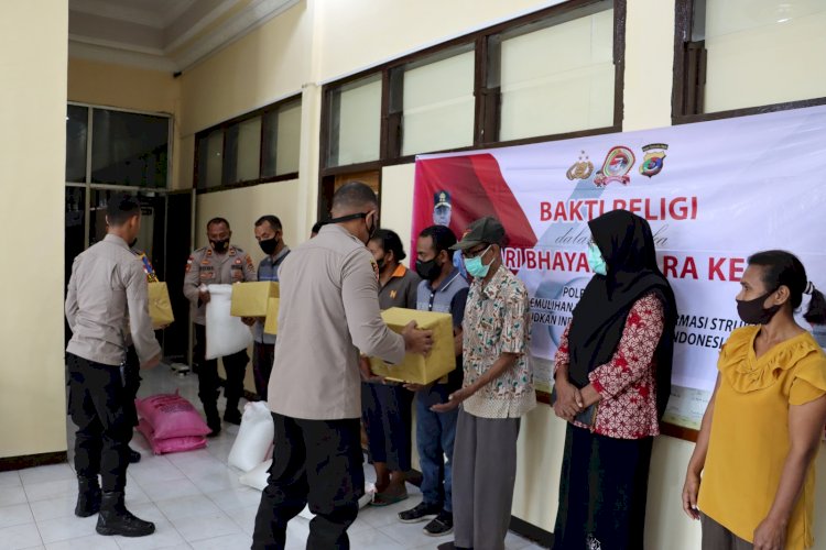 Hari Bhayangkara ke-76, Kapolres Sikka berikan bantuan sembako kepada Purnawirawan Polri dan Warakawuri