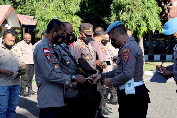 Jelang Hari Bhayangkara ke-76, Propam Polres Sikka Lakukan Pemeriksaan Sikap Tampang dan Administrasi Anggota