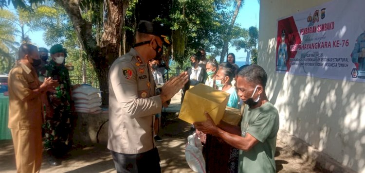 HUT Bhayangkara Ke-76, Polres Sikka Bagikan Paket Sembako Kepada Warga Kurang Mampu