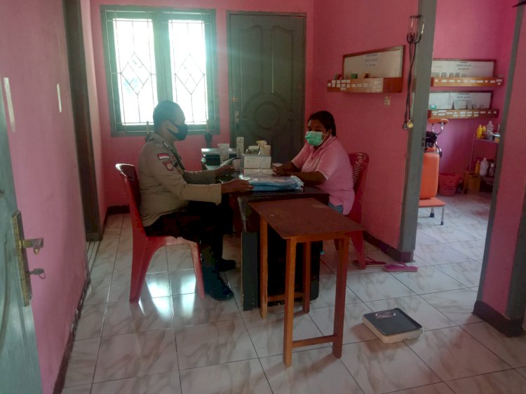 Hari Bhayangkara ke-76, Bhabinkamitbmas Berikan Bantuan APD Kepada Petugas Poskesdes Takaplager