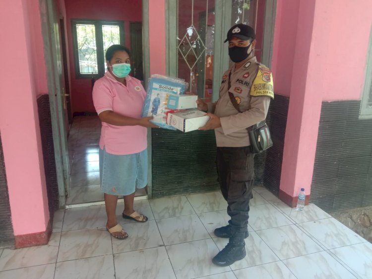 Hari Bhayangkara ke-76, Bhabinkamitbmas Berikan Bantuan APD Kepada Petugas Poskesdes Takaplager