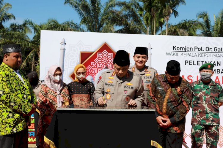 Wakapolri Letakkan Batu Pertama Pembangunan Masjid Al Kostoeri