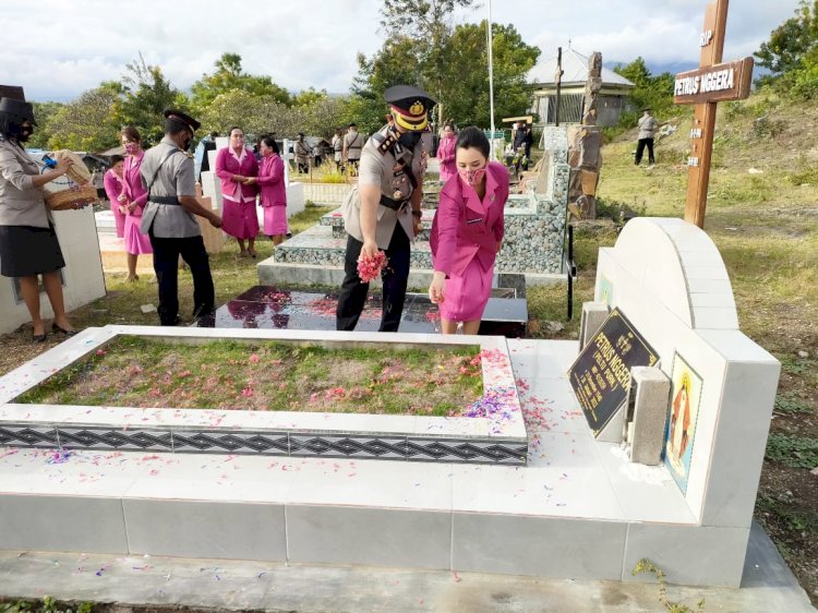 Hari Bhayangkara Ke 76 Polres Sikka Ziarah di TMP dan Tabur Bunga