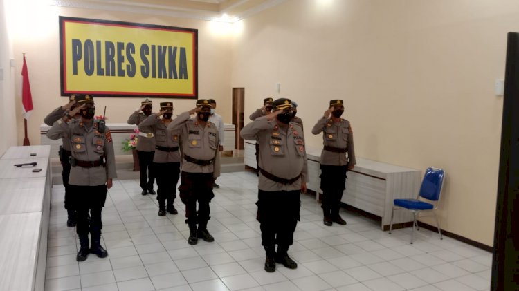 Wakapolres Sikka Ikuti Upacara Serah Terima Jabatan Melalui Zoom Meeting.