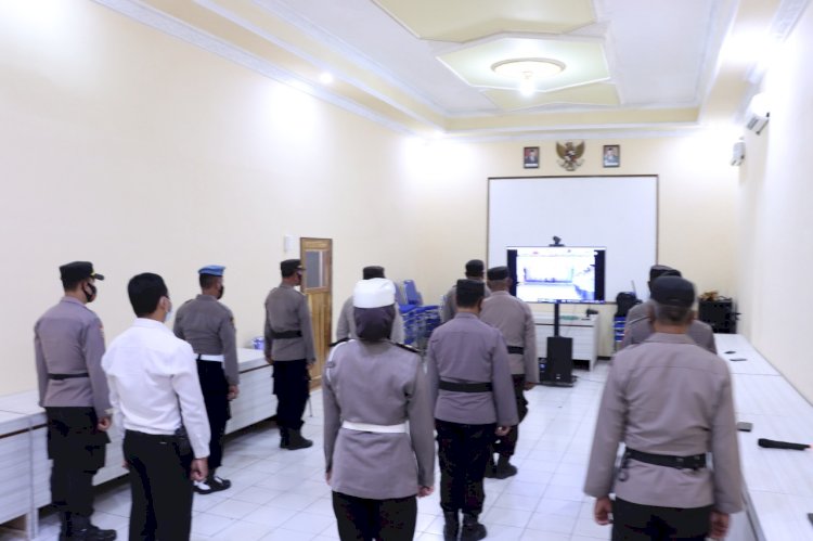 Wakapolres Sikka Ikuti Upacara Serah Terima Jabatan Melalui Zoom Meeting.